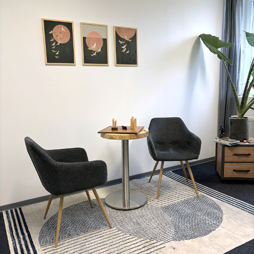 Praxisräume -Zwei Sessel im Coaching-Raum